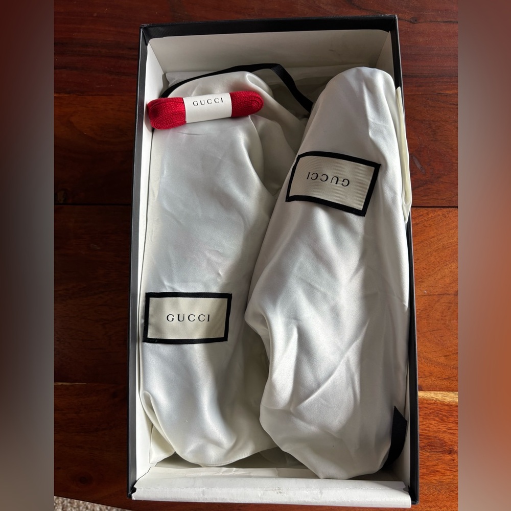 Gucci Men's Black and Green Sneakers with Red Accents - Picture 11 of 13